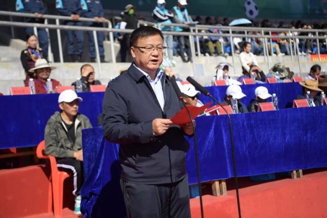克拉克赛场拍詹姆斯 并收获他的球衣